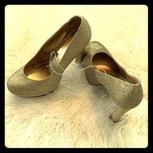 Gold glitter pumps NWT